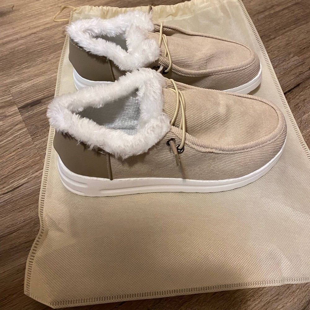 *NEVER WORN* Women’s sneaker/booties